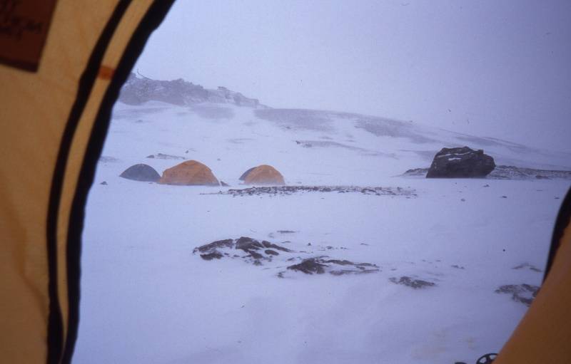 Zicht vanuit tent op Nido de Condores met slecht weer