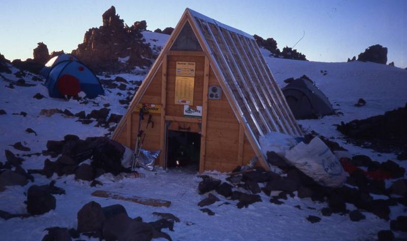 Kamp Berlin op 5780 m met de bivakhut