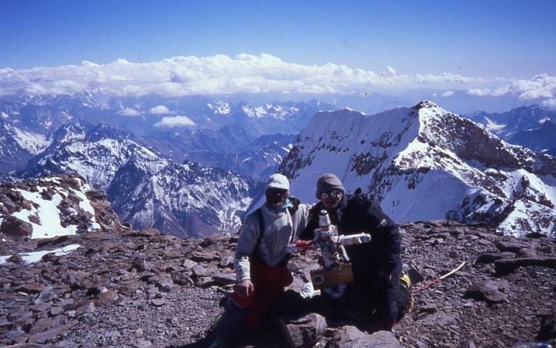 Jo en Jokin op de top van de Aconcagua 6962 m, met de machtige zuidwand op de achtergrond